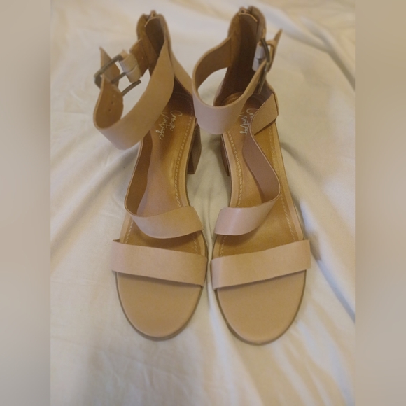 Crown Vintage Beige Leather Ankle Strap Daulla Stacked Low Heel Sandals 9M - Picture 1 of 9